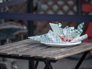 Kağıt tabak yemek fast food ve kamyon sarmalayıcıları ve piknik masada oturan kapları ile