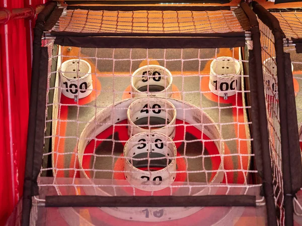 Area di punteggio della partita di skee ball dietro una rete con valori da 10 a 100 — Foto Stock