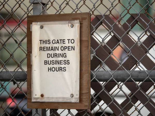 Esta puerta permanecerá abierta durante las horas de trabajo. —  Fotos de Stock