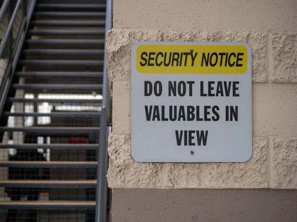 Aviso de seguridad no deje objetos de valor a la vista cartel de la calle cerca del estacionamiento — Foto de Stock