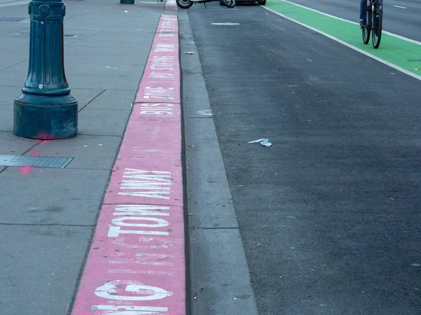 Remolque zona autobús rojo pintado bordillo en la ciudad — Foto de Stock