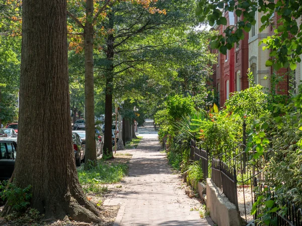 Landschaftlich reizvolle Nachbarschaft Bürgersteig mit Reihenhäusern an h Straße in washington, DC — Stockfoto