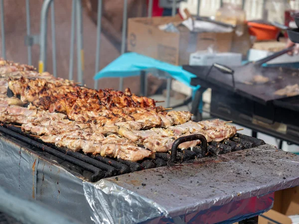 Brochetas de cerdo y pollo a la parrilla a un cocinero grande — Foto de Stock