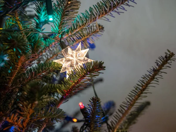 Star kształcie jasne białe Boże Narodzenie xmas ornament wisiał na drzewie — Zdjęcie stockowe