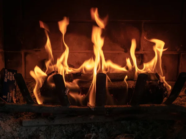 Firestarter tronco sentado en la chimenea de la casa quema de manera brillantemente controlada — Foto de Stock
