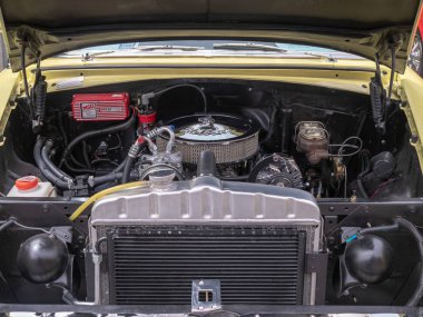Edelbrock motor bloğu klasik Chevy arabada oturan