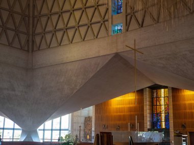 Çapraz haç asılı ve vitray Katedrali Saint Mary varsayım, Merkez