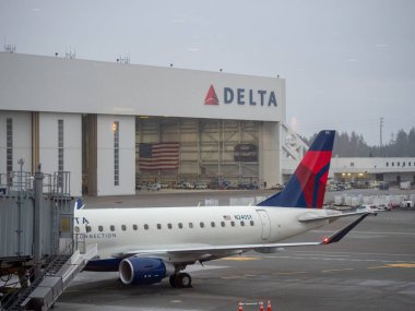 Delta hava yolları askı ve Seattle Tacoma Uluslararası Havaalanı terminalinde uçak