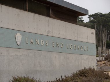 Golden Gate milletin eğlence bölgesinin turistik Lands End uyanık ziyaretçi merkezi