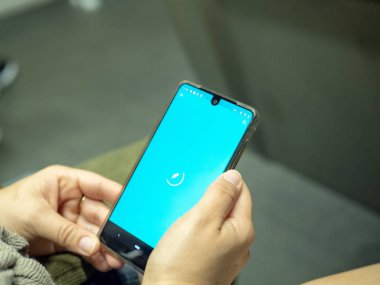 Robinhood mobil app logo üstünde Android perde süre commuting üzerinde metro treninin açılarak kadın