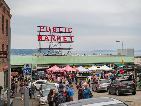 Pike Place Market, zona de mercado público con turistas que vagan fuera — Foto de Stock