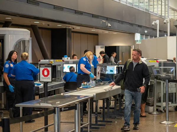 El hombre pasa a través de la Administración de Seguridad del Transporte TSA punto de control de seguridad en el Aeropuerto Internacional de Seattle-Tacoma —  Fotos de Stock