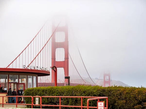 Golden Gate Bridge y Roundhouse Café asomándose a través de la niebla — Foto de Stock