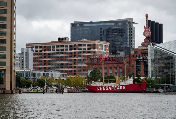 Nave leggera statunitense Chesapeake storica attraccata a Baltimora Inner Harbor con negozi e National Aquarium — Foto Stock