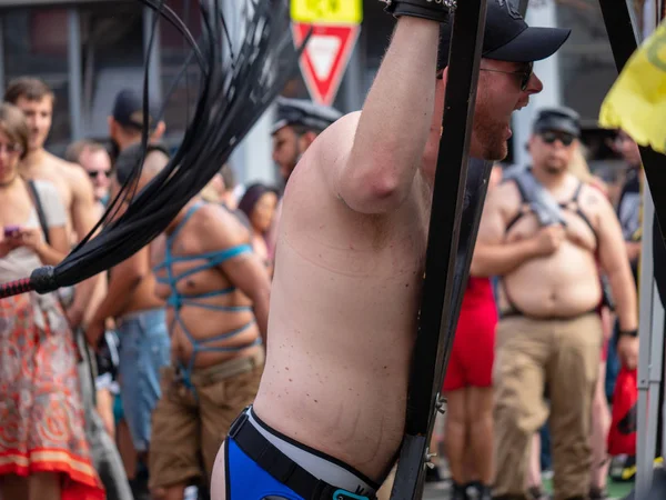 Hombre blanco sin camisa grita de dolor mientras lo azotan con cuero en Folsom Street Fair — Foto de Stock