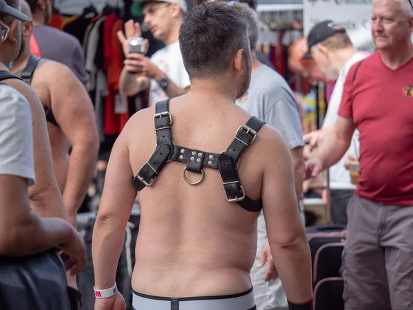 Hombre blanco en arnés de cuero negro BDSM disfrutando del nudo Folsom Street Fair — Foto de Stock