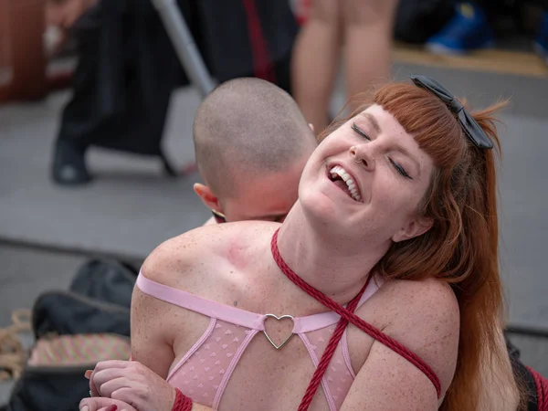 La mujer se complace mientras está atada y torturada en la exhibición al aire libre en Folsom Street Fair — Foto de Stock