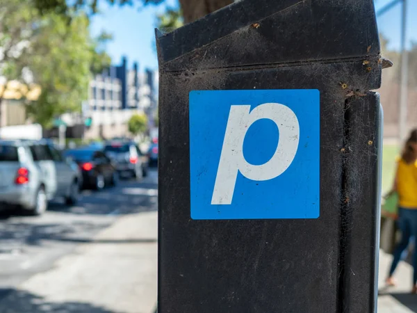 Símbolo de estacionamiento pegado en una máquina de estacionamiento para estacionamiento en la ciudad — Foto de Stock