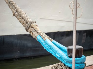 İpleri sabitlemek için çapa deniz direk ip kullanarak gemisinden