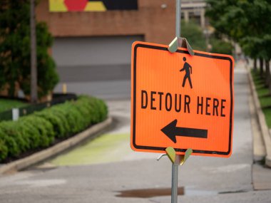 Burada yol işareti sembol ve ok işaret yürüyüş kişi ile yaptı