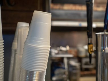 Kağıt bardak dağıtıcı bir barda, kopya alanı doğru sağa yaslanmış