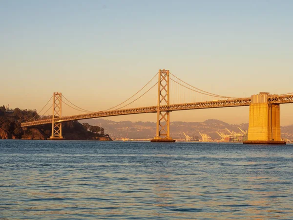 Puente de la Bahía con Puerto de Oakland y Treasure Island con puesta de sol — Foto de Stock