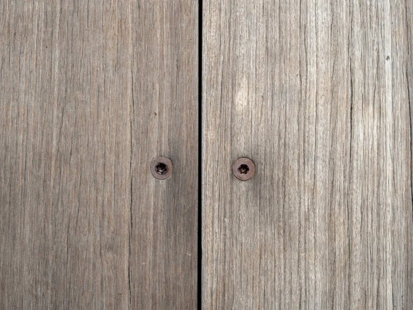 Dos tornillos hexagonales oxidados dentro de tableros de madera — Foto de Stock