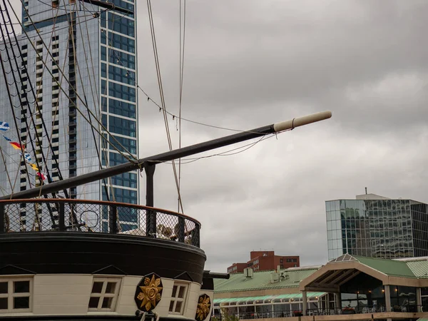 Bowsprit de um navio de fragata clássico histórico em uma área turística moderna — Fotografia de Stock