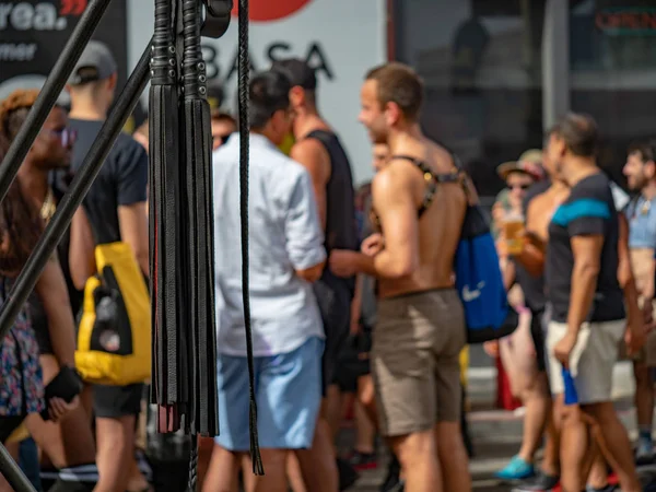 Látigos de cuero negro cuelgan fuera del festival Folsom Street Fair BDSM — Foto de Stock