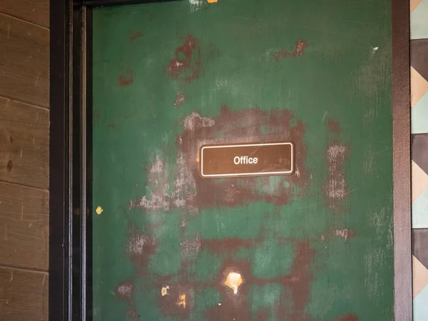 Tarjeta de la puerta de la oficina de la puerta verde con pintura desnuda y abajo — Foto de Stock