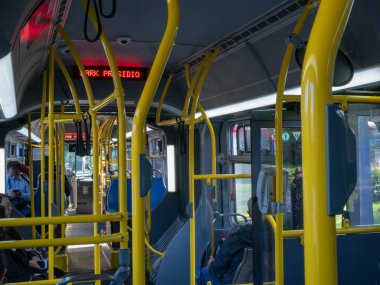 Gün boyunca Park Presidio otobüs durağında Muni otobüs