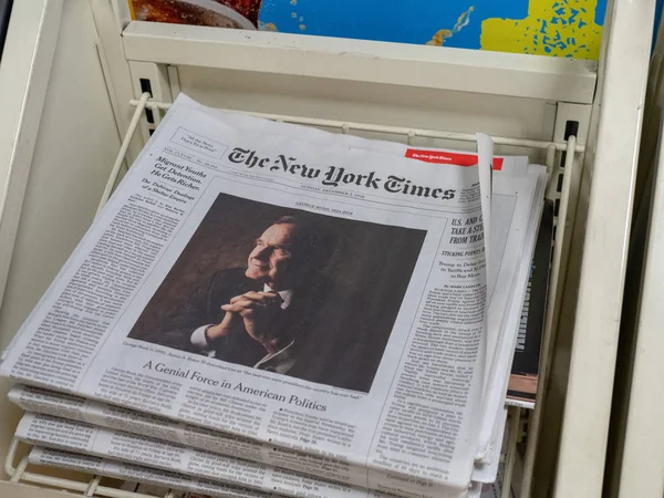 Portada del New York Times de la muerte de George H.W. Bush. — Foto de Stock