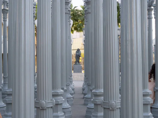 Expositor de arte público Urban Lights con estatua en el Museo de Arte del Condado de Los Ángeles —  Fotos de Stock