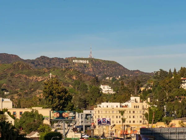 Historiska Hollywood Sign vy tagen från Hollywood Blvd kommer affischtavlor — Stockfoto