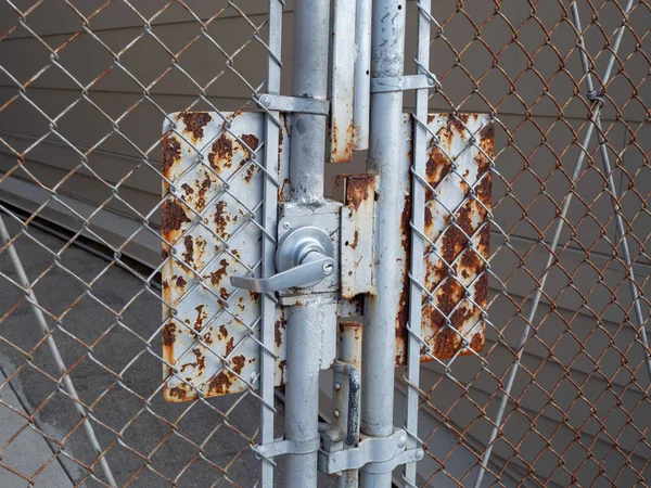 Puerta al aire libre oxidada manija puerta y cerradura de la llave con aspecto envejecido — Foto de Stock