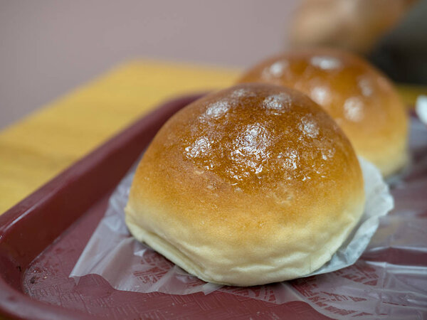 Печёная булочка со свининой на подносе в небольшой столовой дим-сам
