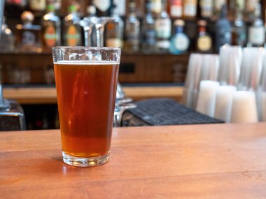Gün içinde bar sayacı oturan bira pint bardak
