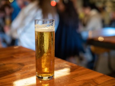 Bar sayacı oturan altın Lager bira uzun boylu sıska cam