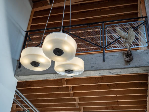 Açık ışın binanın ikinci hikayesi yakın sabit baykuş ile ışık fikstür asılı