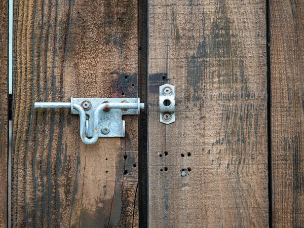Porta dupla de madeira da entrada com um fechamento de trava de metal aberto — Fotografia de Stock