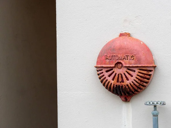 Automático oxidado viejo alarma de incendios campana colgando fuera del edificio industrial —  Fotos de Stock