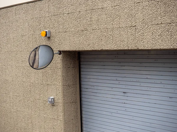 Espejo de seguridad en la esquina de la entrada del complejo de garaje — Foto de Stock