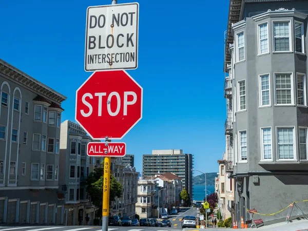 Stop işareti kentsel şehirde Post asılı etkileşimi engellemez — Stok fotoğraf
