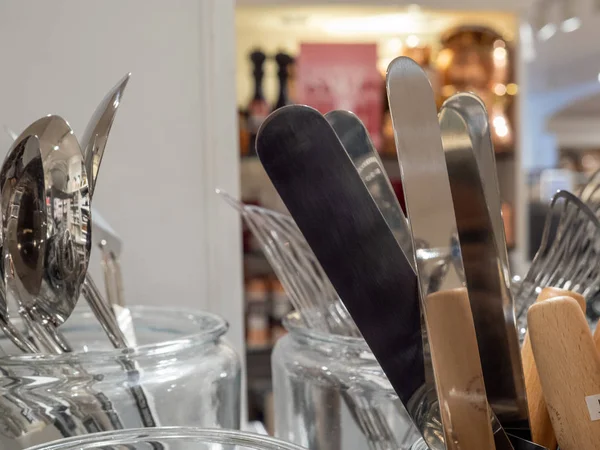 Espátulas de hielo en exhibición en estante de la tienda con utensilios —  Fotos de Stock