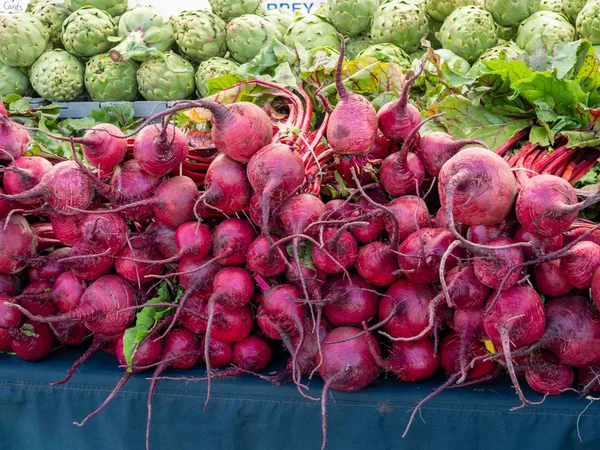 Filas de remolacha hortalizas de raíz sentadas en la mesa en el mercado de los agricultores — Foto de Stock