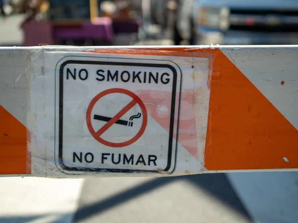 No fumar no fumar signo símbolo signo en barricada — Foto de Stock
