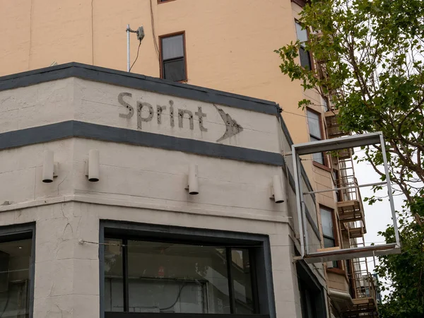 Edificio inalámbrico Sprint abandonado y cerrado con un débil logotipo — Foto de Stock