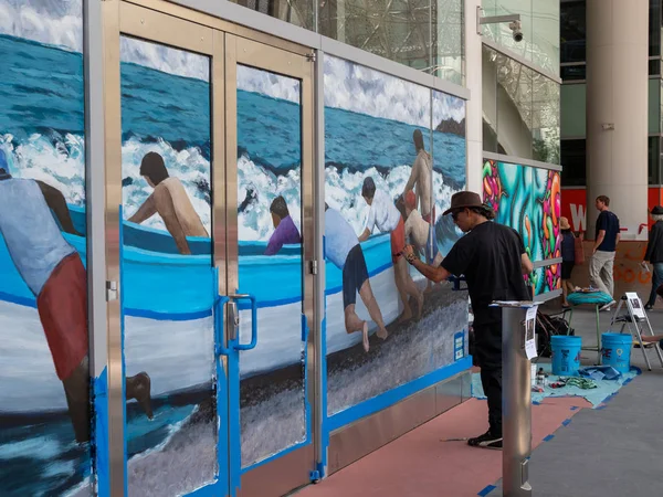 Pintura mural de arte de océano y barco en el Centro de Tránsito de Salesforce en el lado del edificio — Foto de Stock