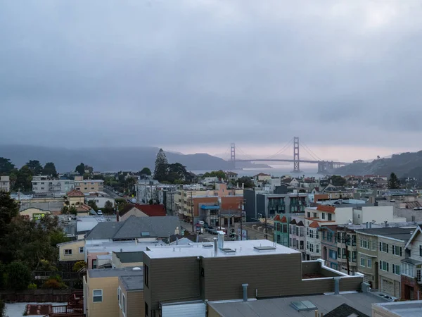 Vista brumosa del puente Golden Gate y de Marin Headlands desde el lado oeste de la ciudad — Foto de Stock