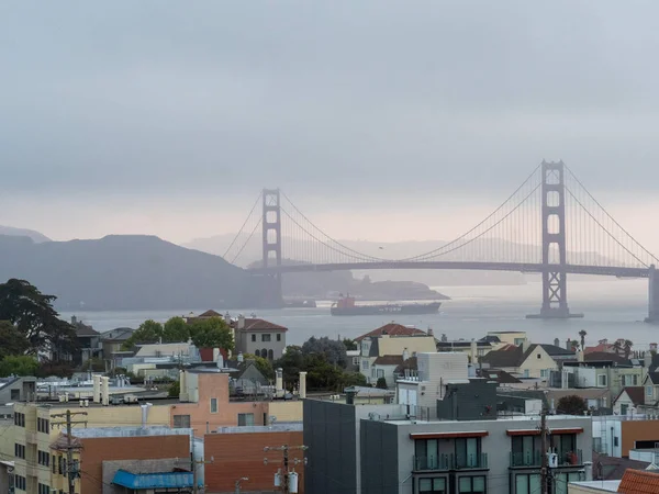 Vista brumosa del puente Golden Gate y los cabeceros de Marin con el buque de carga pasando —  Fotos de Stock